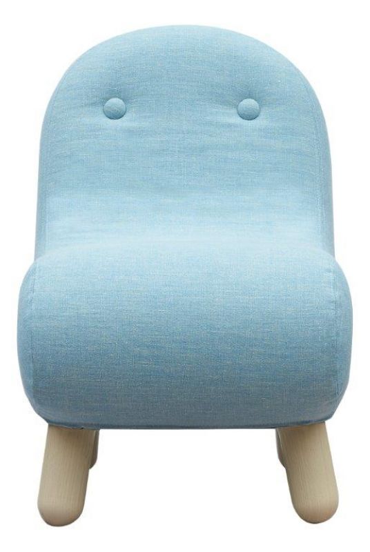 Hellblauer Bob Sessel mit Knopfdetails und Holzfüßen. Bequemer Polstersessel für Kinderzimmer oder Wohnbereich.